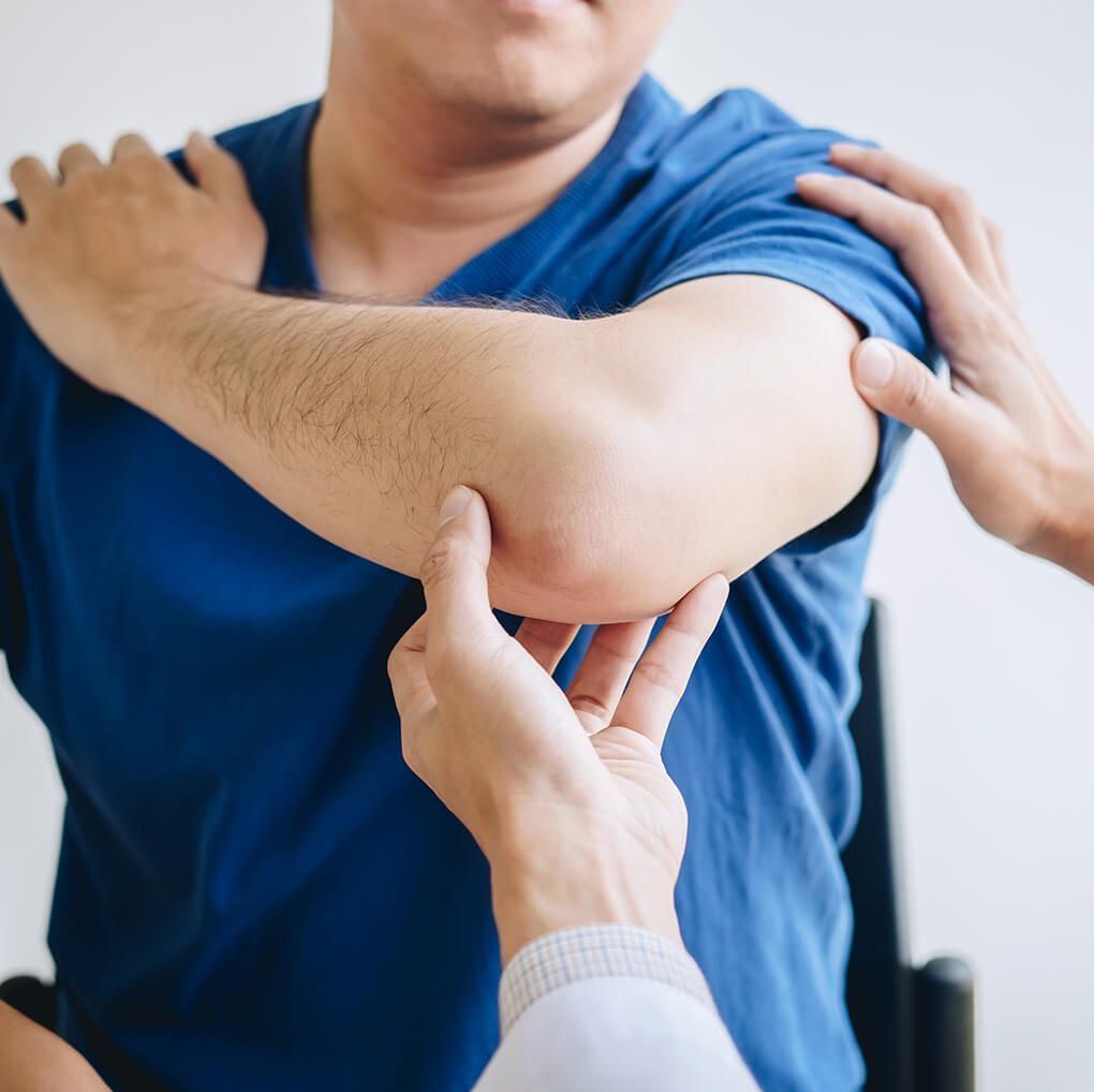 Elbow injury doctor in Milwaukee: pain, bruising, and broken